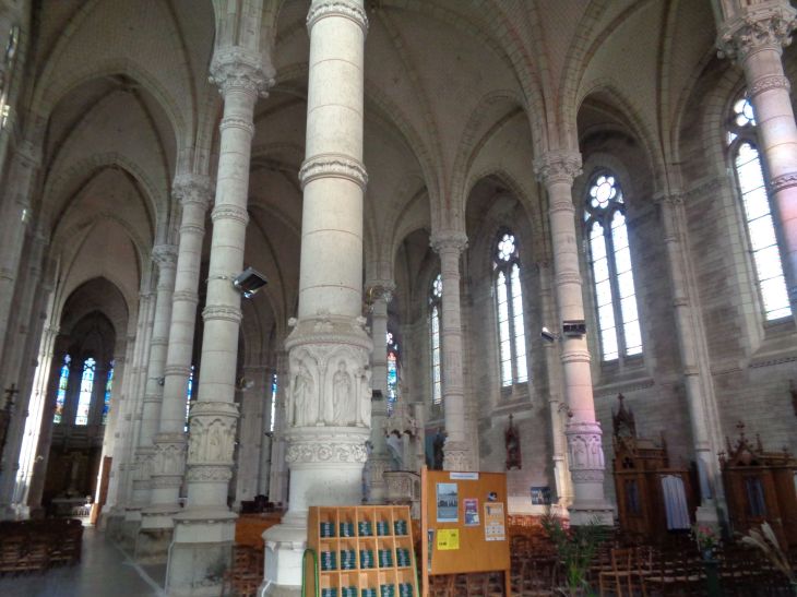 Guémené Penfao ch Sainte Anne nave columns oct22