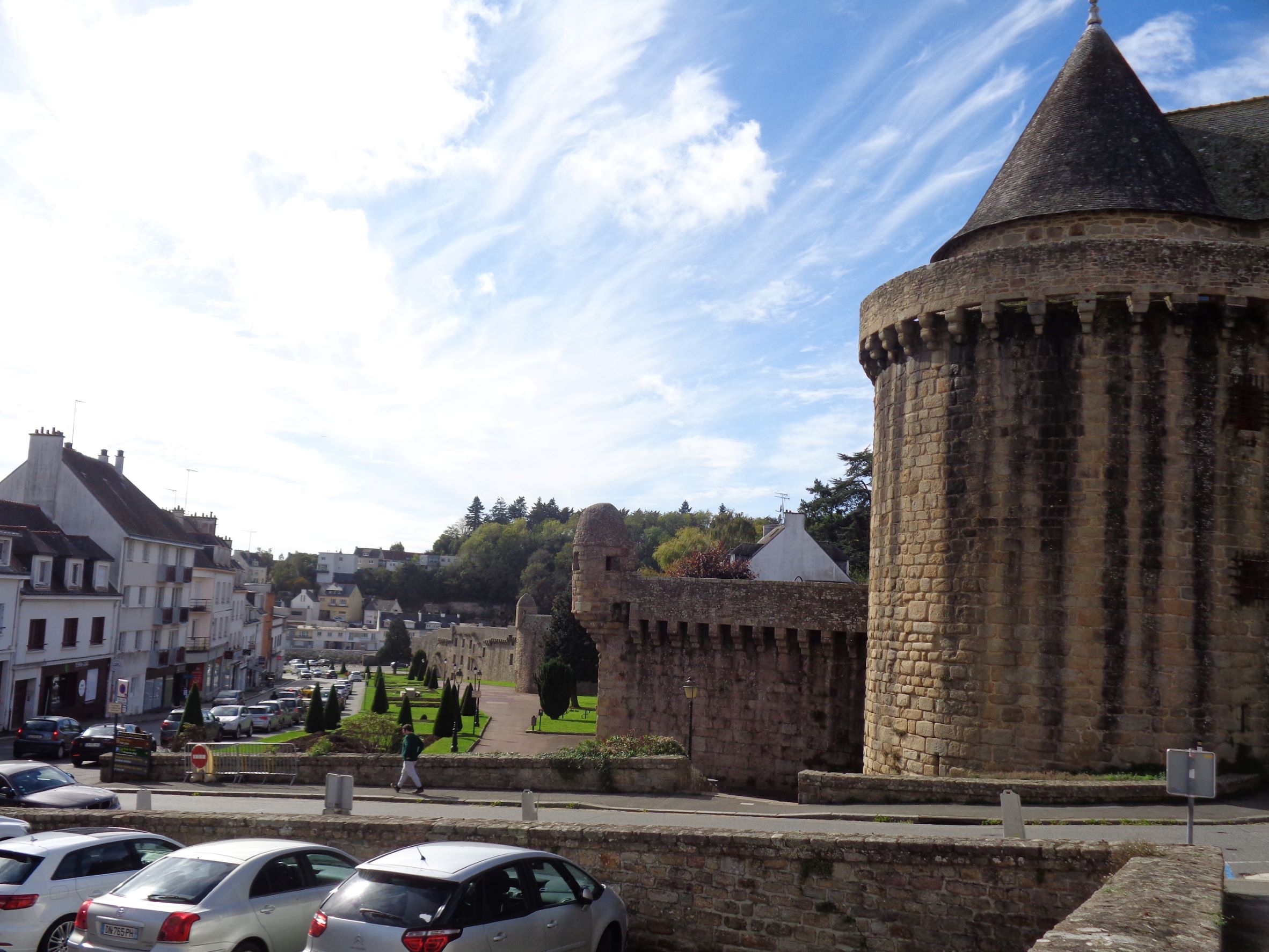 Hennebont Porte Broërec’h ramparts to river oct22