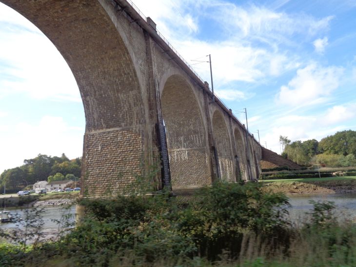 Hennebont viaduc on ria passing underneath oct22