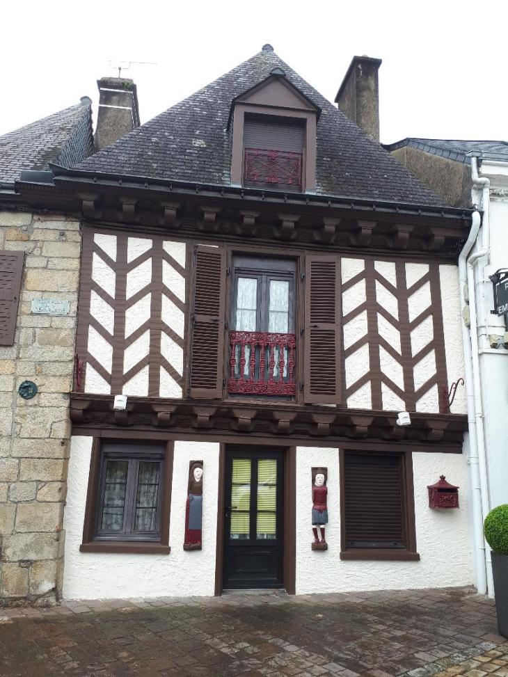 Locmine maison en bois by church oct22