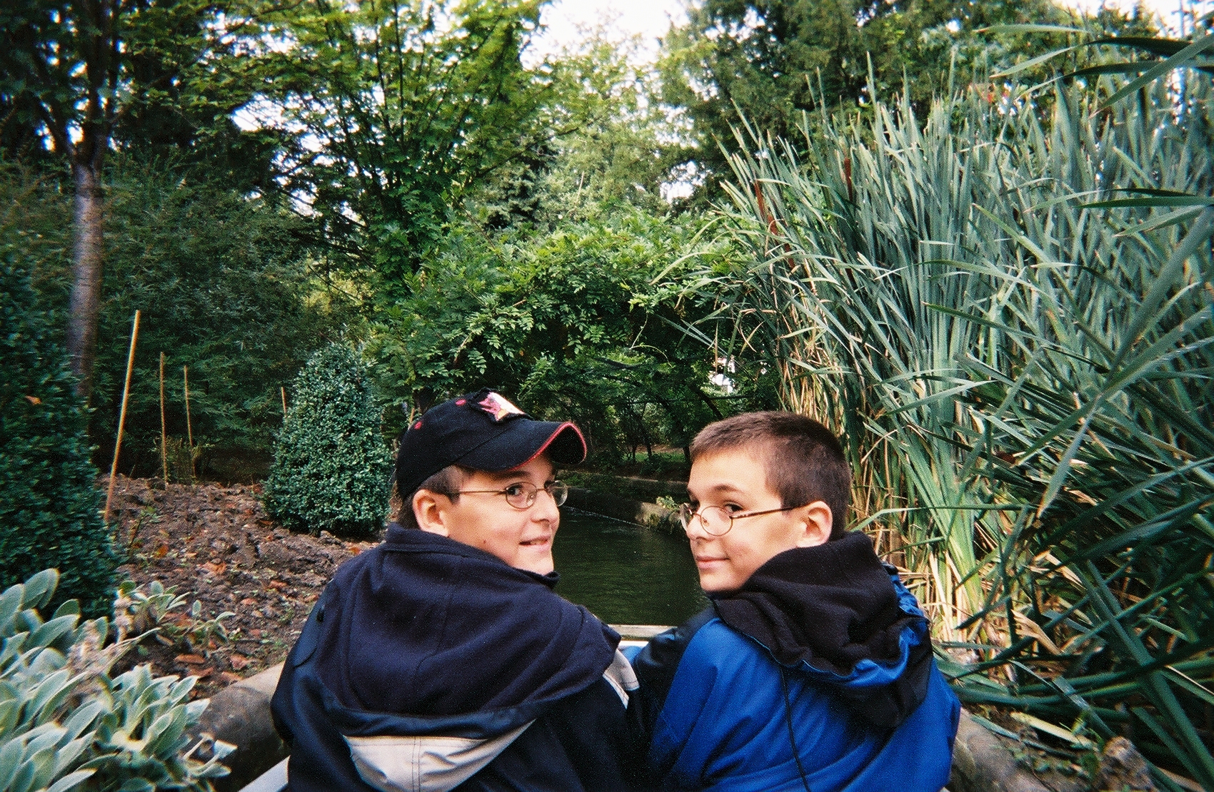 Paris jardin d'acclimatation boat ride RF et XF oct05