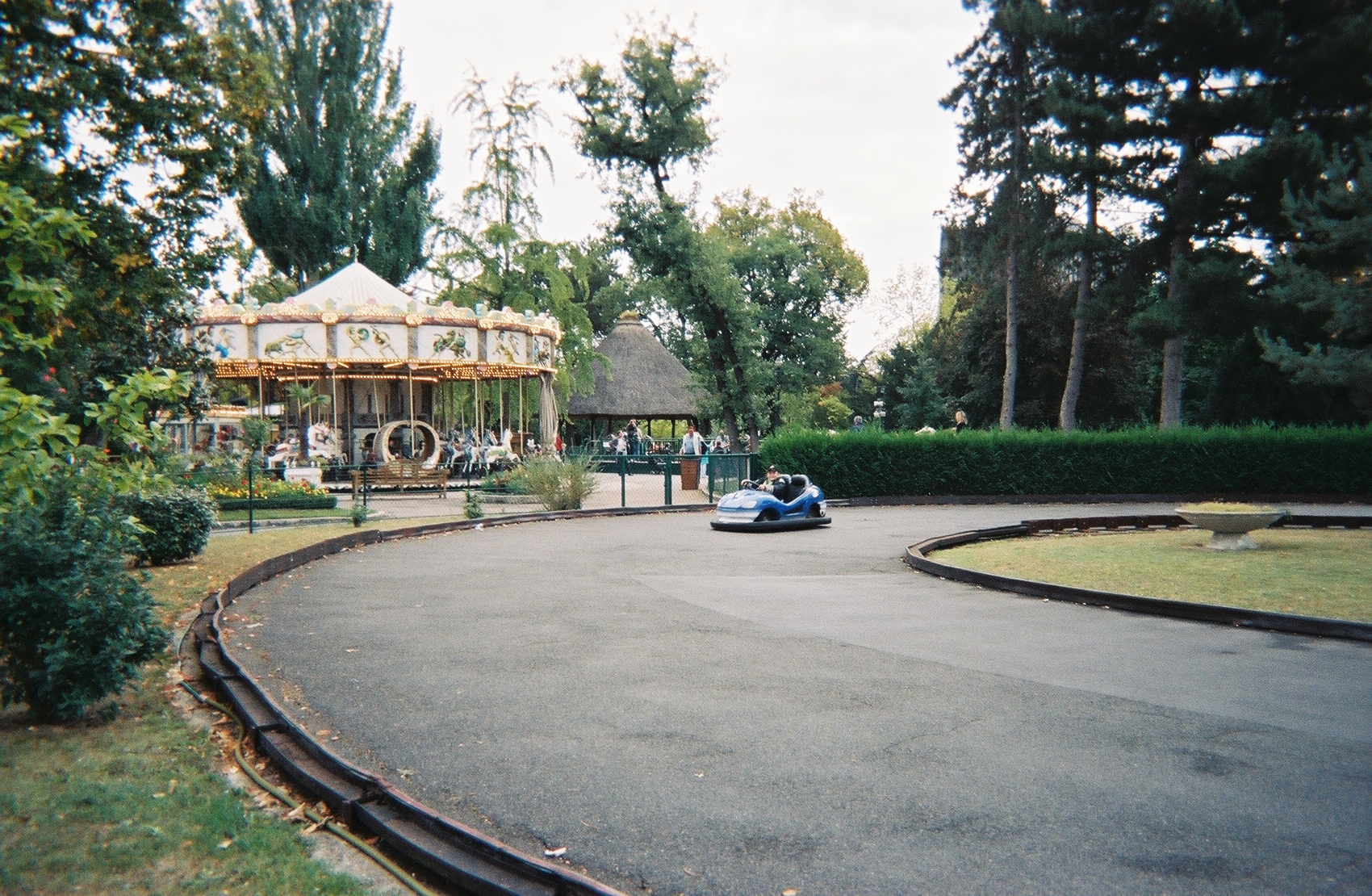 Paris jardin d'acclimatation kart ride RF oct05