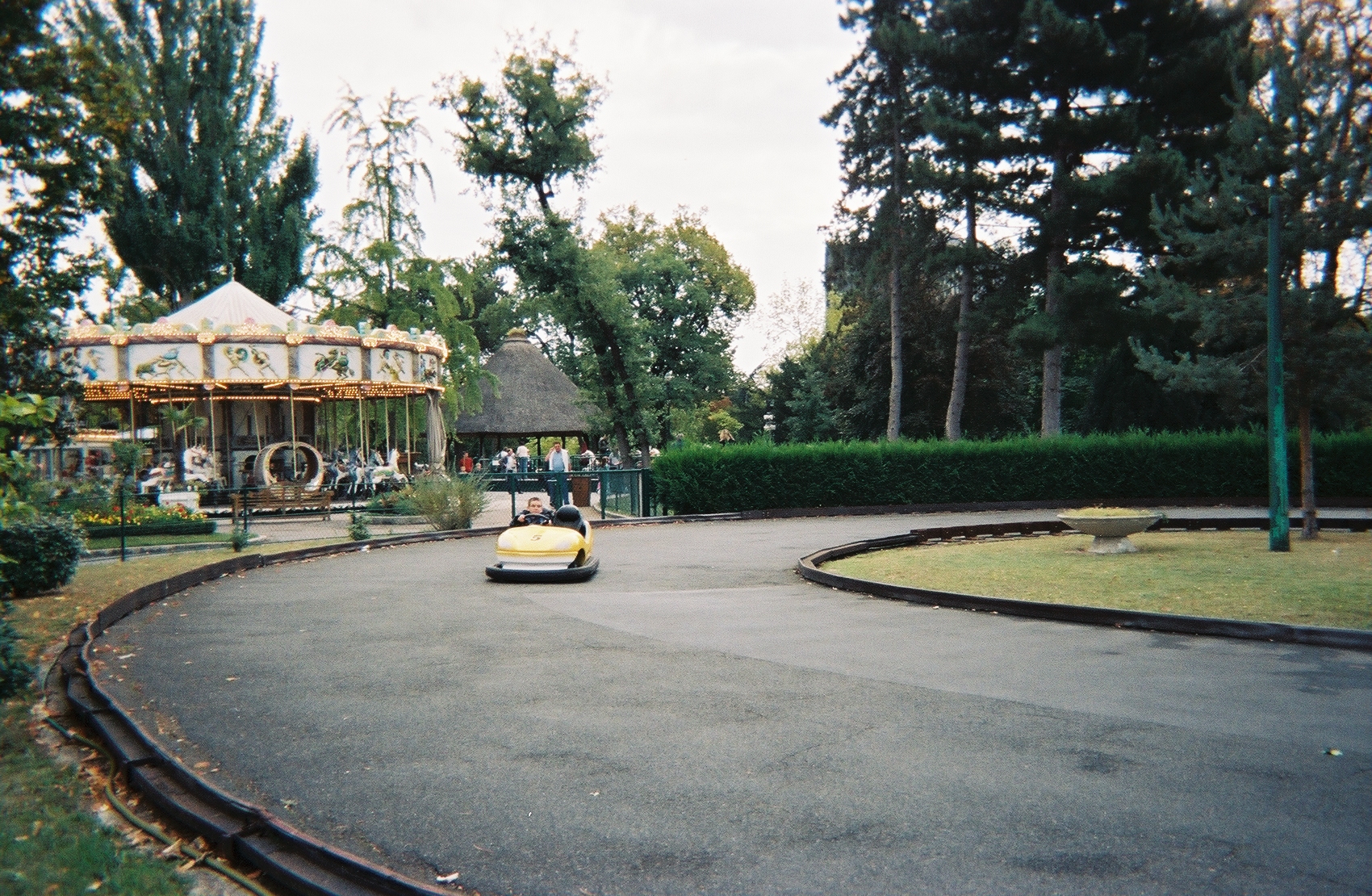 Paris jardin d'acclimatation kart ride XF oct05