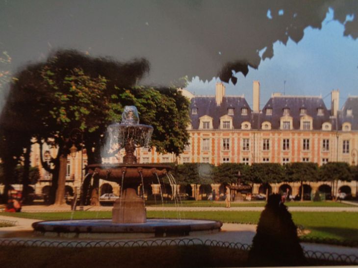 Paris place des vosges fountain aug08