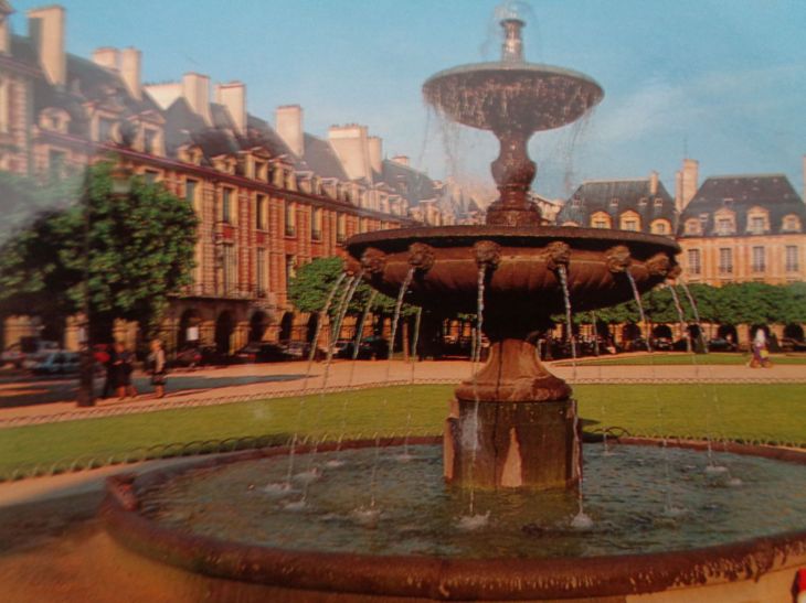 Paris place des vosges fountain closeup aug08