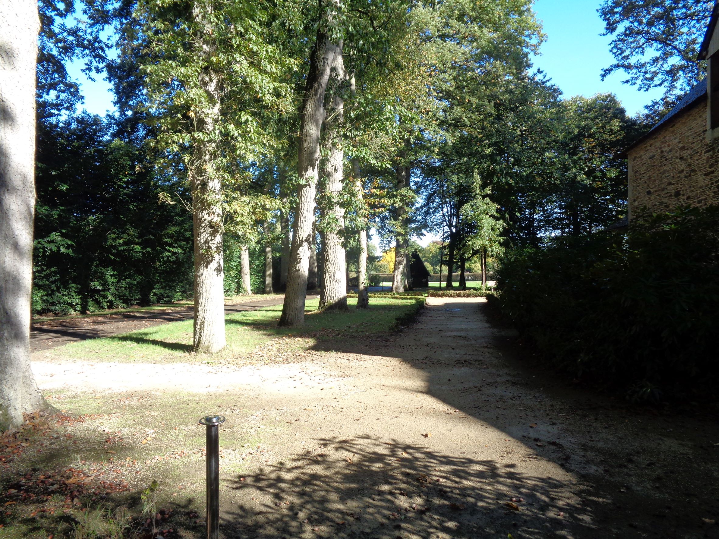 Pleugueneuc Parc Zoologique et Château de la Bourbansais inner moutons oct22