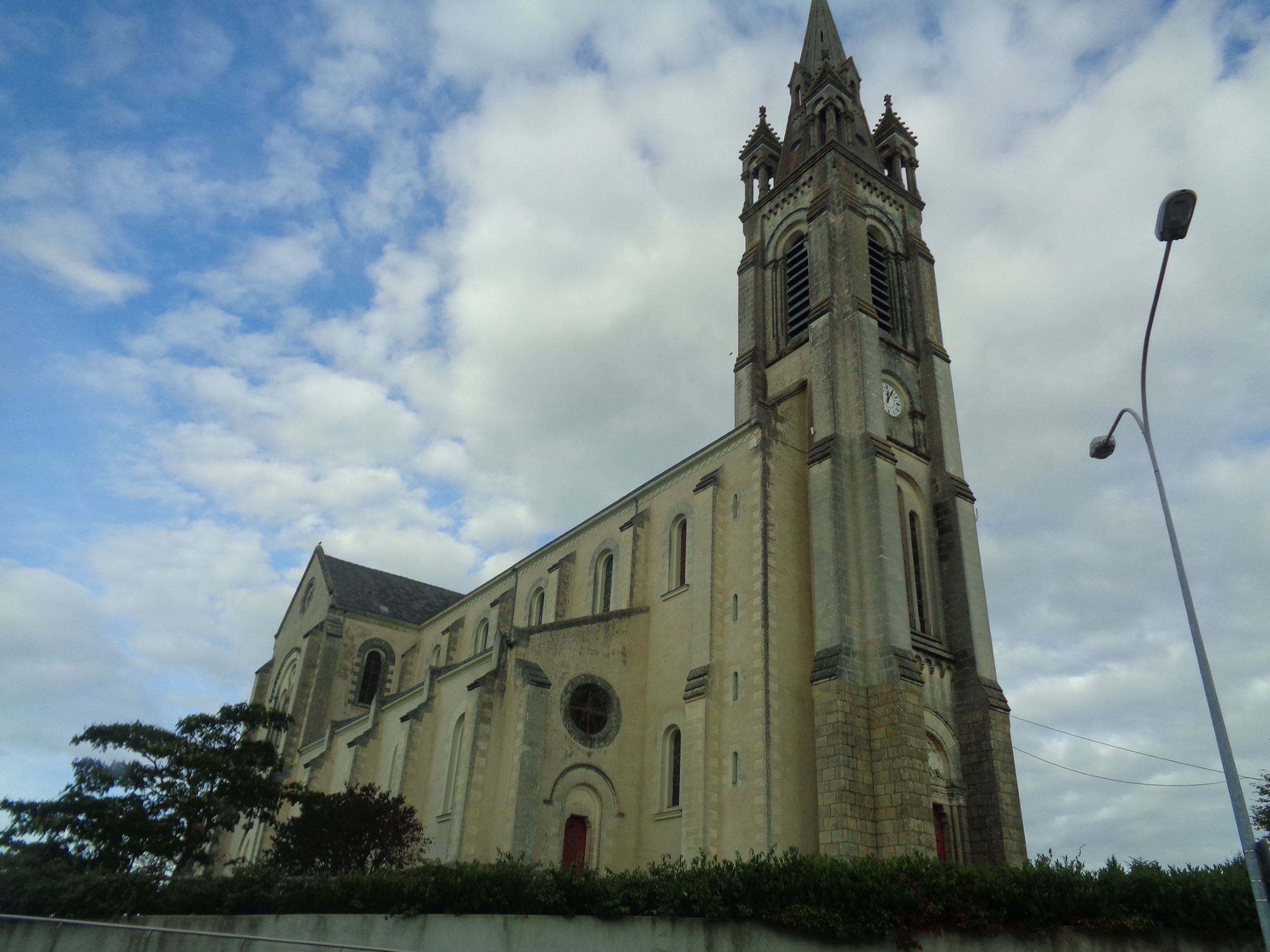 PontChâteau ch Saint Guillaume front belltower oct22