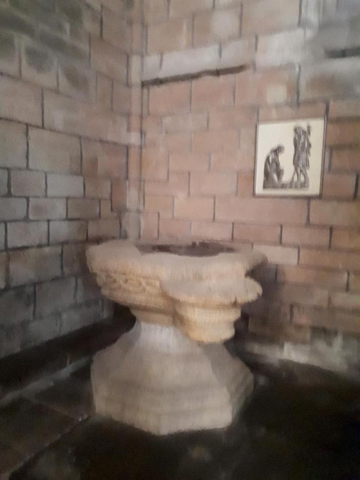 Quimperle ch ND de l'Assomption chapel baptismal font oct22
