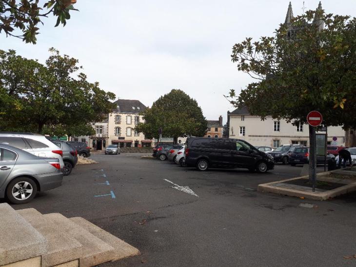 Quimperle place St Michel by ND de l'Assomption et chap st eutrope oct22