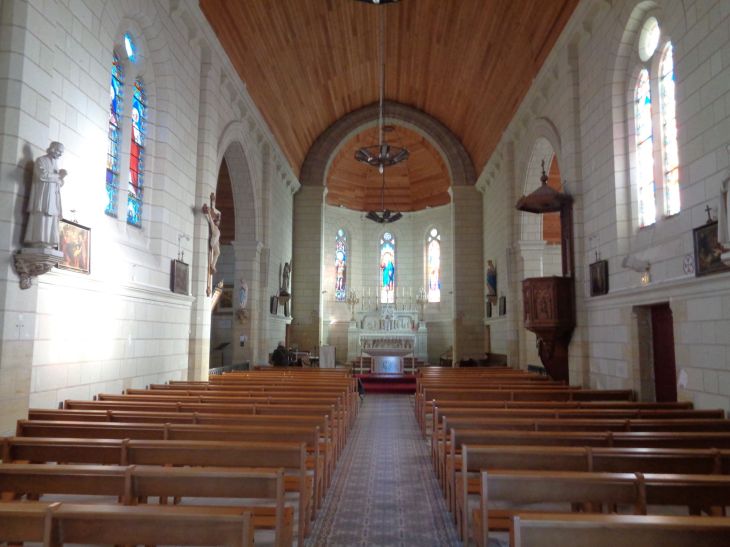 Avoine ch St Maurice nave to altar nov22