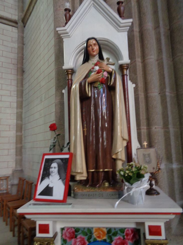 Bréhan ch Notre Dame Sainte Therese de Lisieux statue nov22