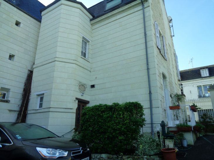 Chinon belle epoque hotel parking to entr inside nov22