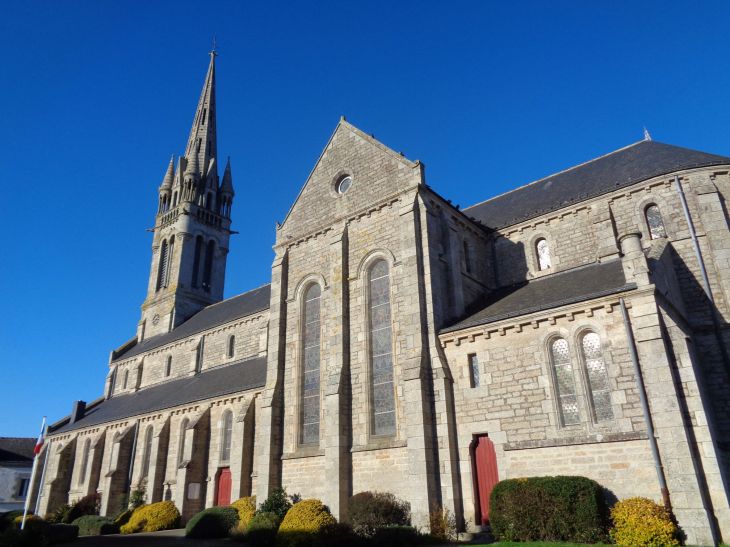 Crédin ch Saint Pierre et Saint-Paul side entr belltower nov22