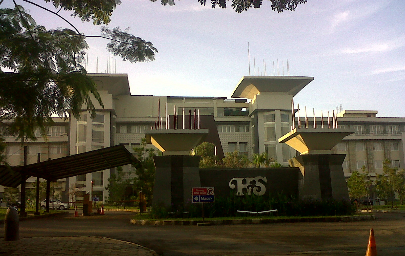 jakarta-hotel-santika-car-entrance-feb13