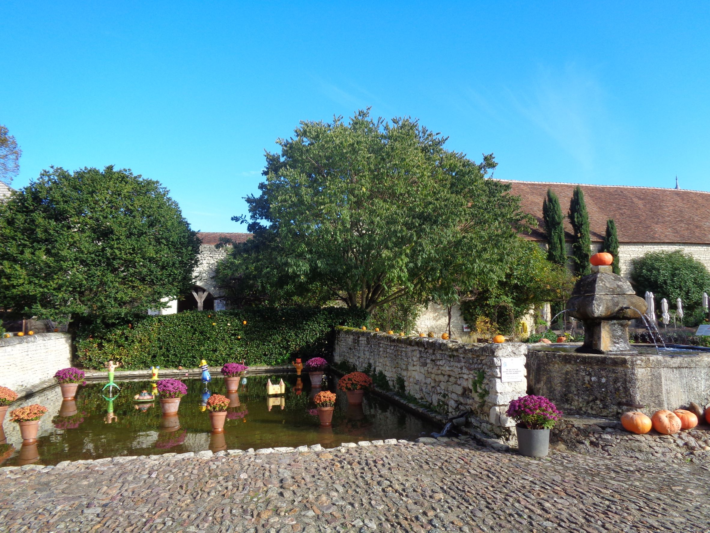 Lémeré chateau du Rivau gardens flower pond et fountain nov22