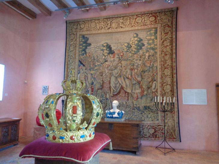 Lémeré chateau du Rivau salle des dames tapestry crown nov22