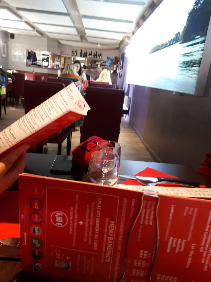 Vannes Don Camilo pizzeria dining room nov22