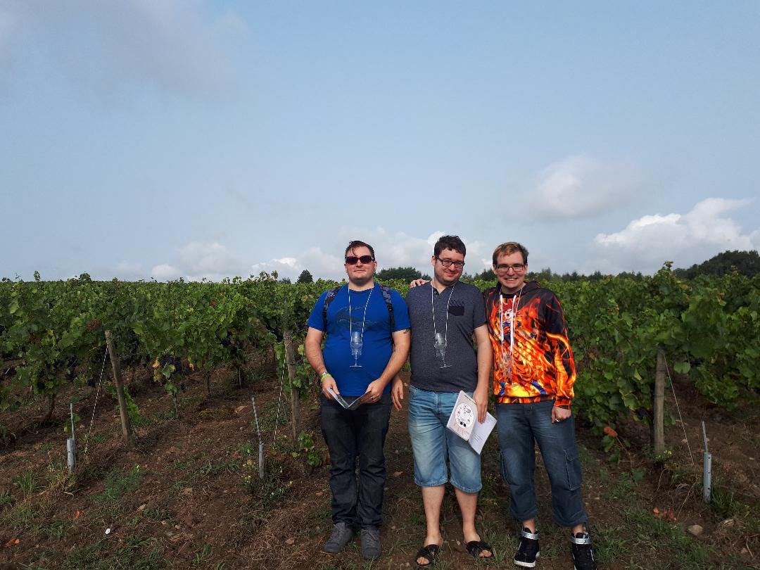 chat thebaud poiron dabin rando kids on pinot gris grapes aug18
