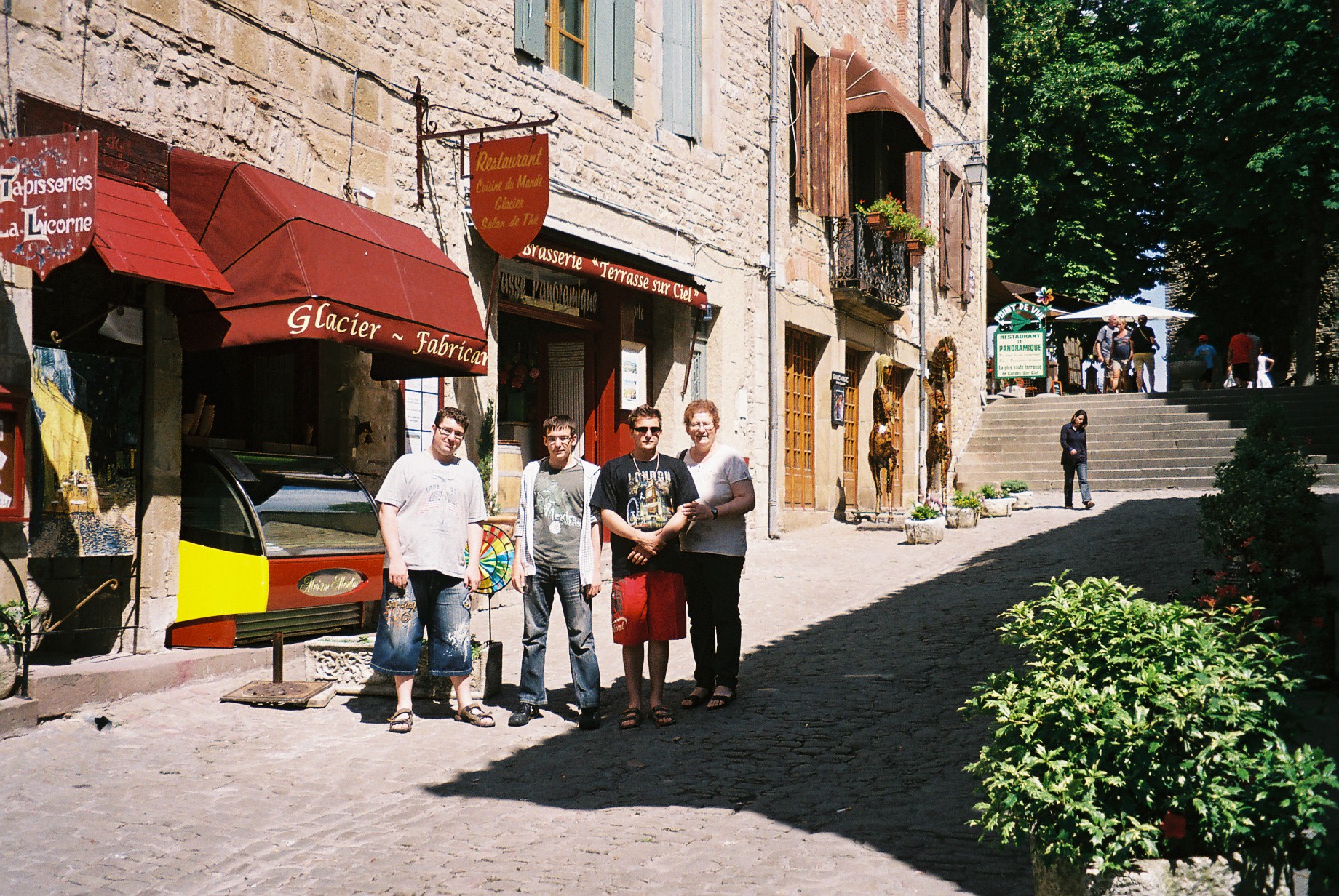 Cordes sur ciel pl de la Bride et grand rue family jul10