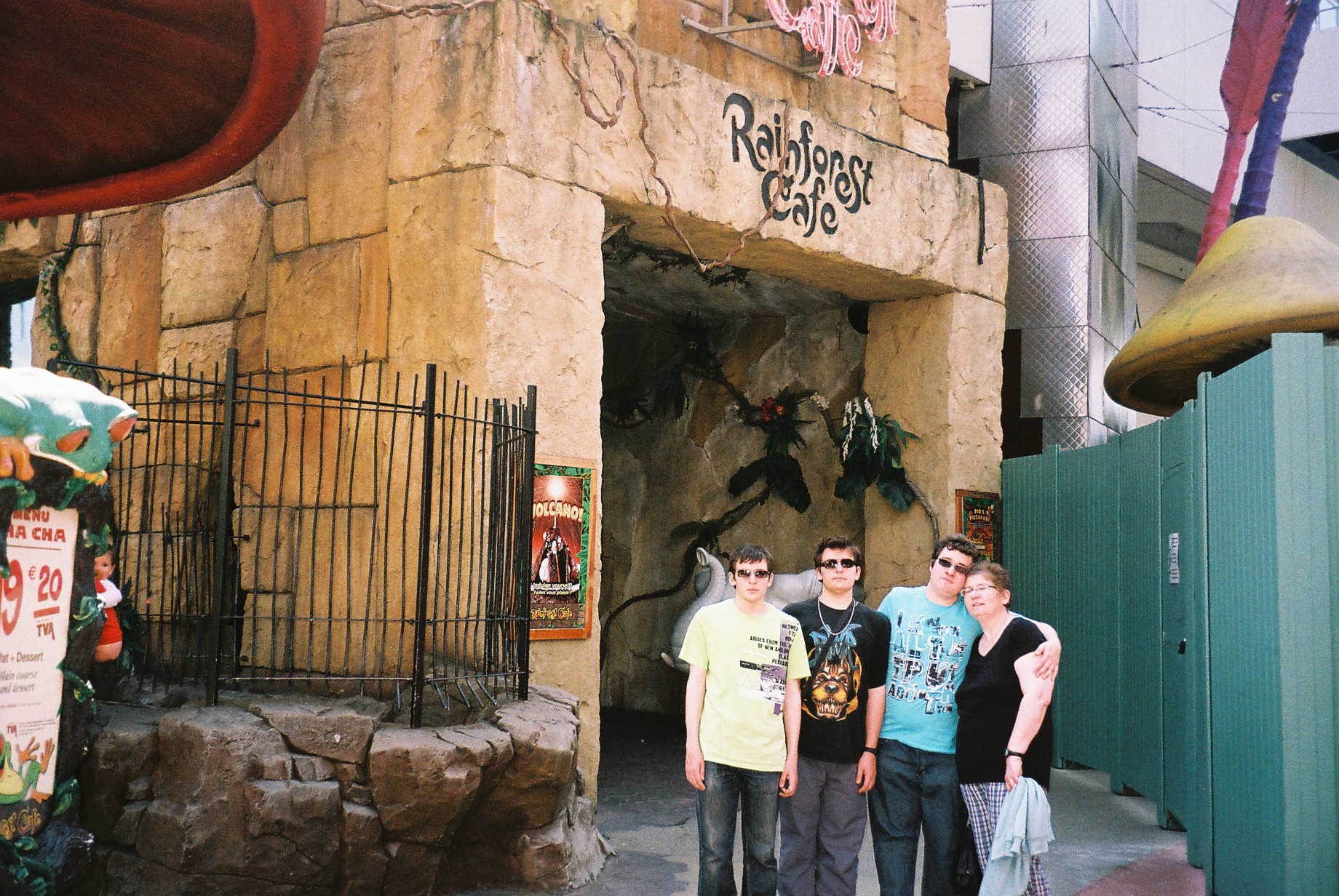 disneyland village rainforest cafe family 22mai10