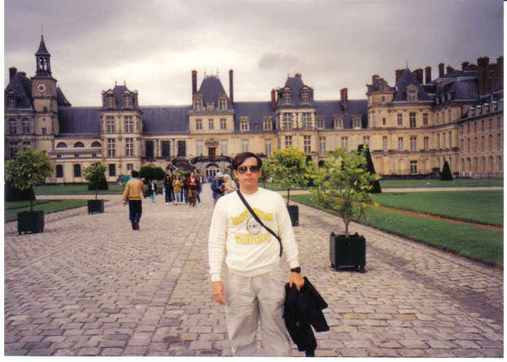 Fontainebleau pedro entrance to chateau Fontainebleau FRA sep1990