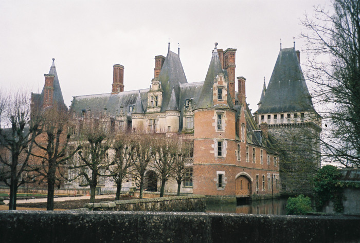 Maintenon chateau from side street apr11
