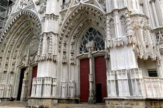 nantes cat st pierre st paul front door mar11