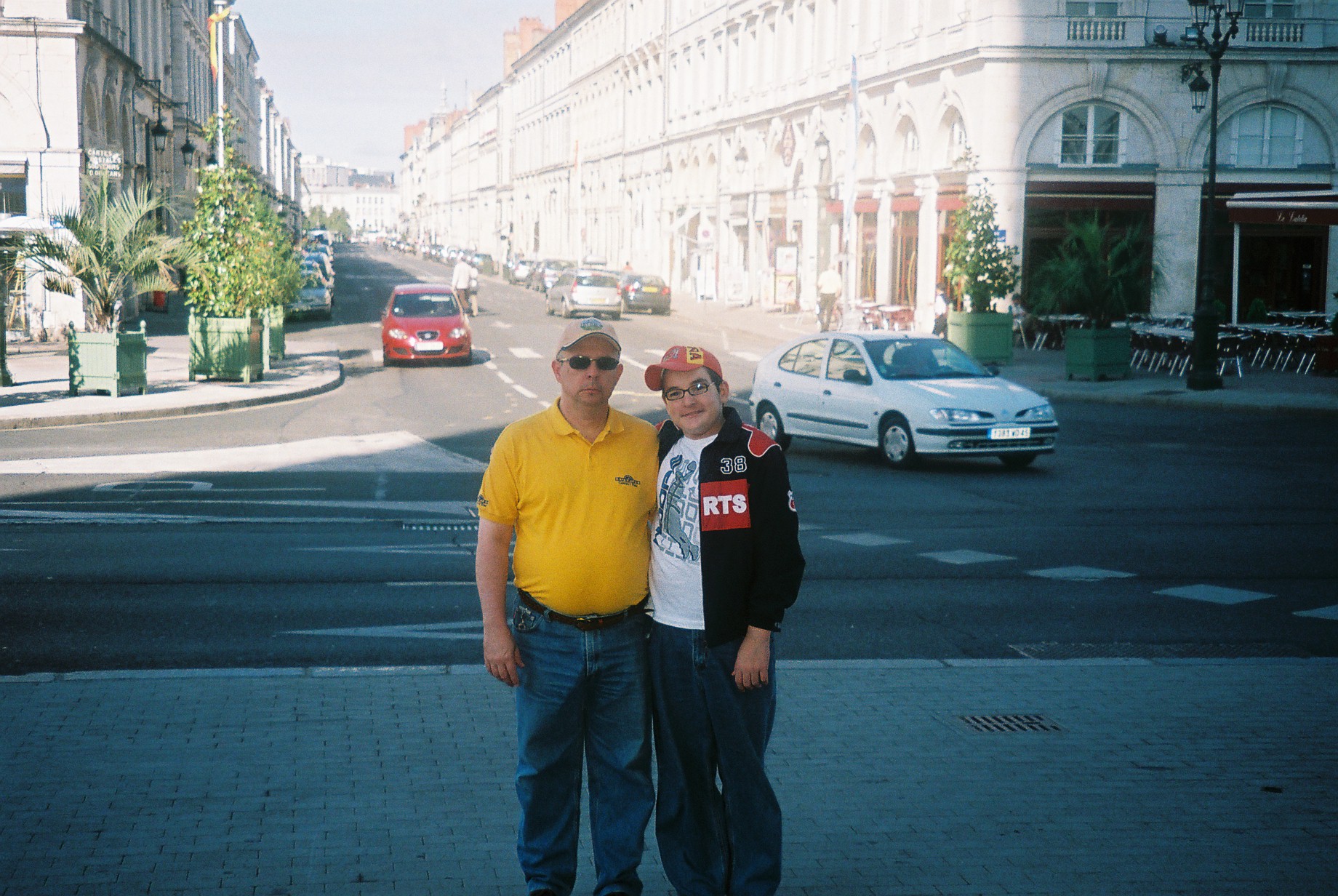 Orleans rue jeanne d arc Pedro et Remi behind us aout07
