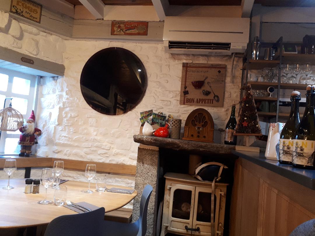 Auray Creperie St Sauveur dining room jan23