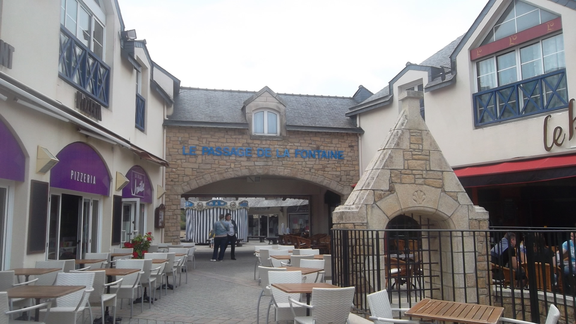 Carnac passage de la fontaine shopping jun13