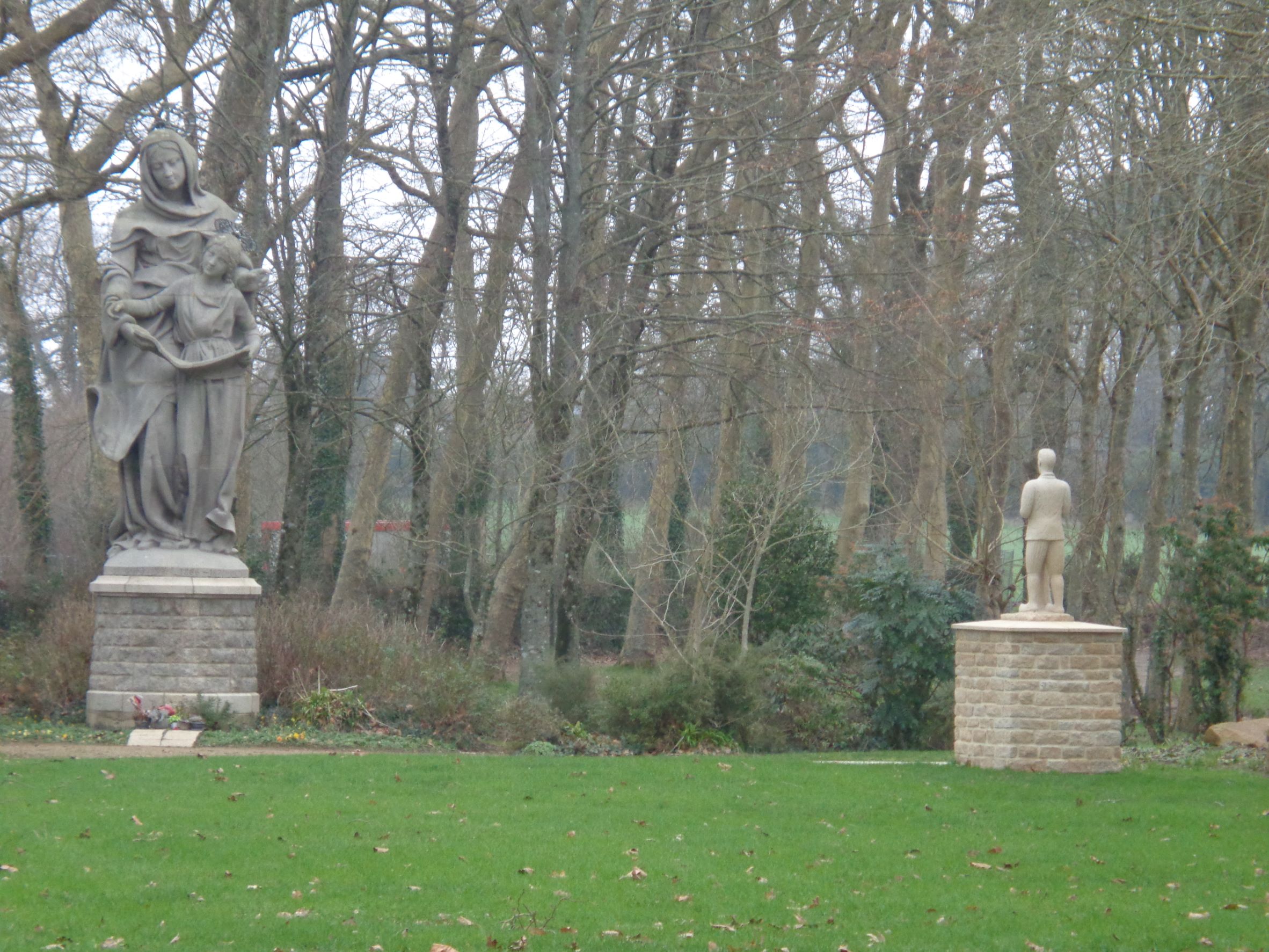Saint Anne d'Auray statue Monumentale Sainte Anne et fille back jan23