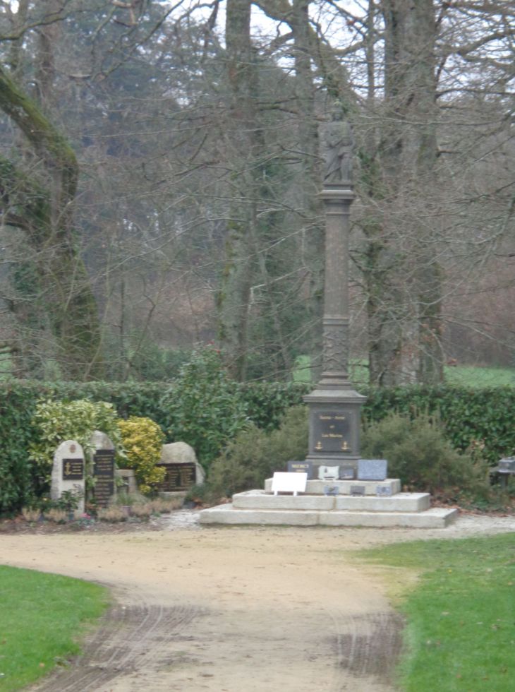Saint Anne d'Auray Stèle des marins Sainte Anne back field jan23