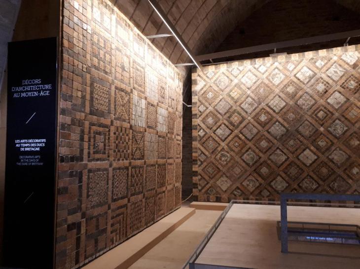 sus castle grand halle room deco on left side room nov18