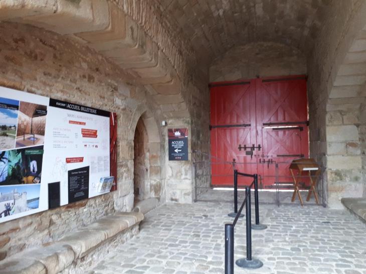 sus castle porch main entrance nov18