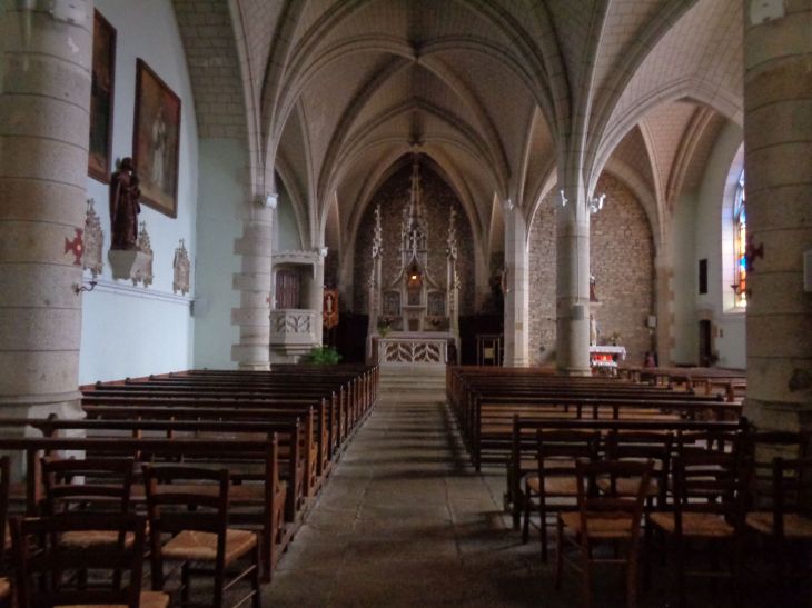 Val d'Oust Ch Saint André nave to altar jan23