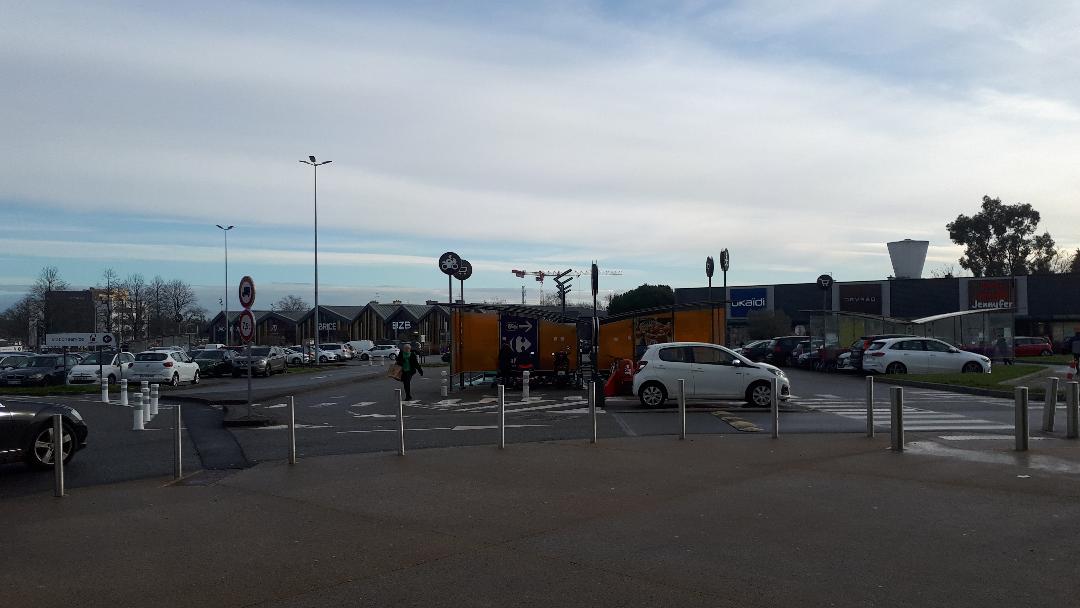 Vannes Carrefour stores in front jan23