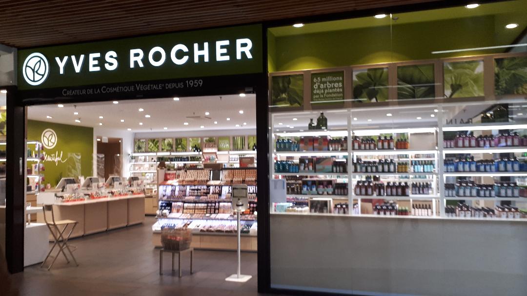 Vannes Carrefour stores yves rocher jan23