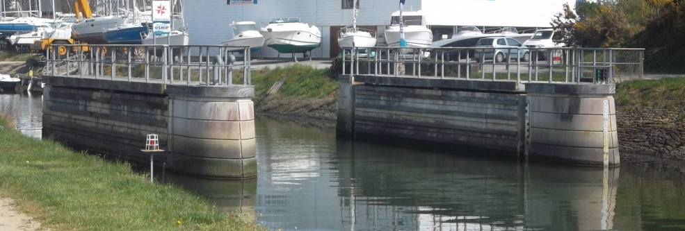 vannes-locks-on-canal-to-city-le-port-area-31mar12