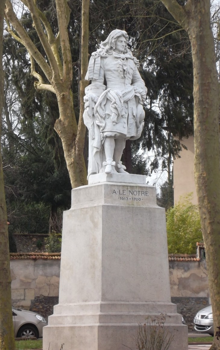versailles-statue-le-notre-gardener-by-rue-jacques-boyceau-mar13