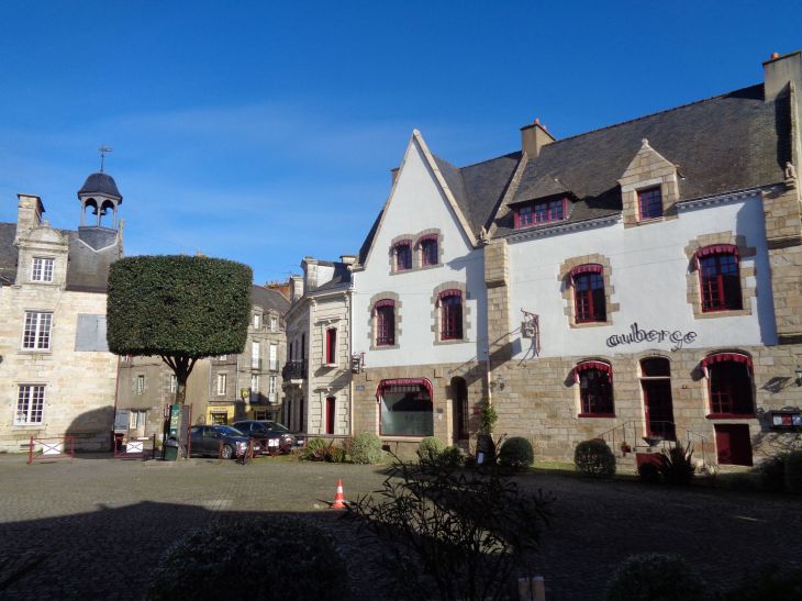 la Roche Bernard place du Bouffay right jan23