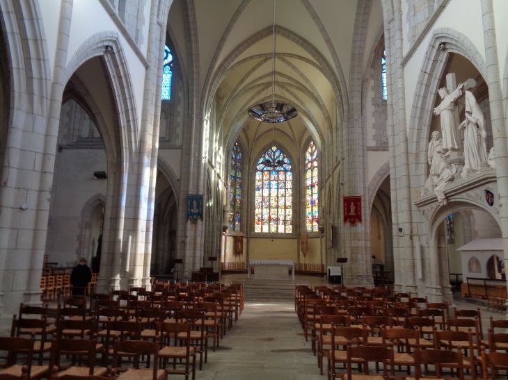 Quimper Ch Saint Mathieu nave to altar feb23