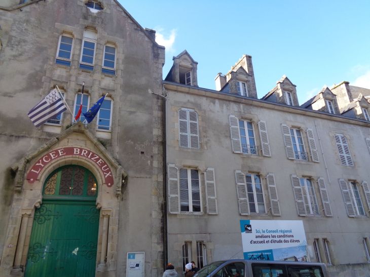 Quimper Lycée Brizeux front 6 rue Bourg-les-Bourgs feb23