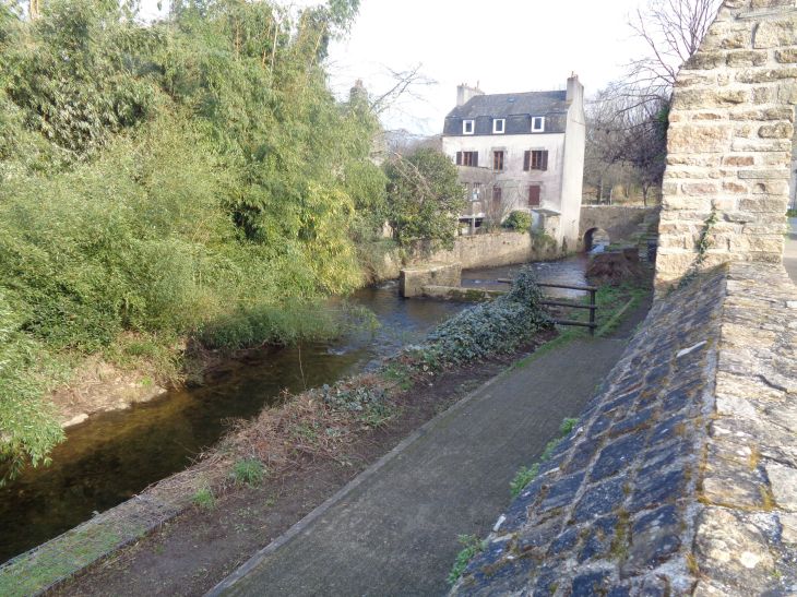 Quimperle L'Isole river ecluse Parking Barzaz Breiz feb23