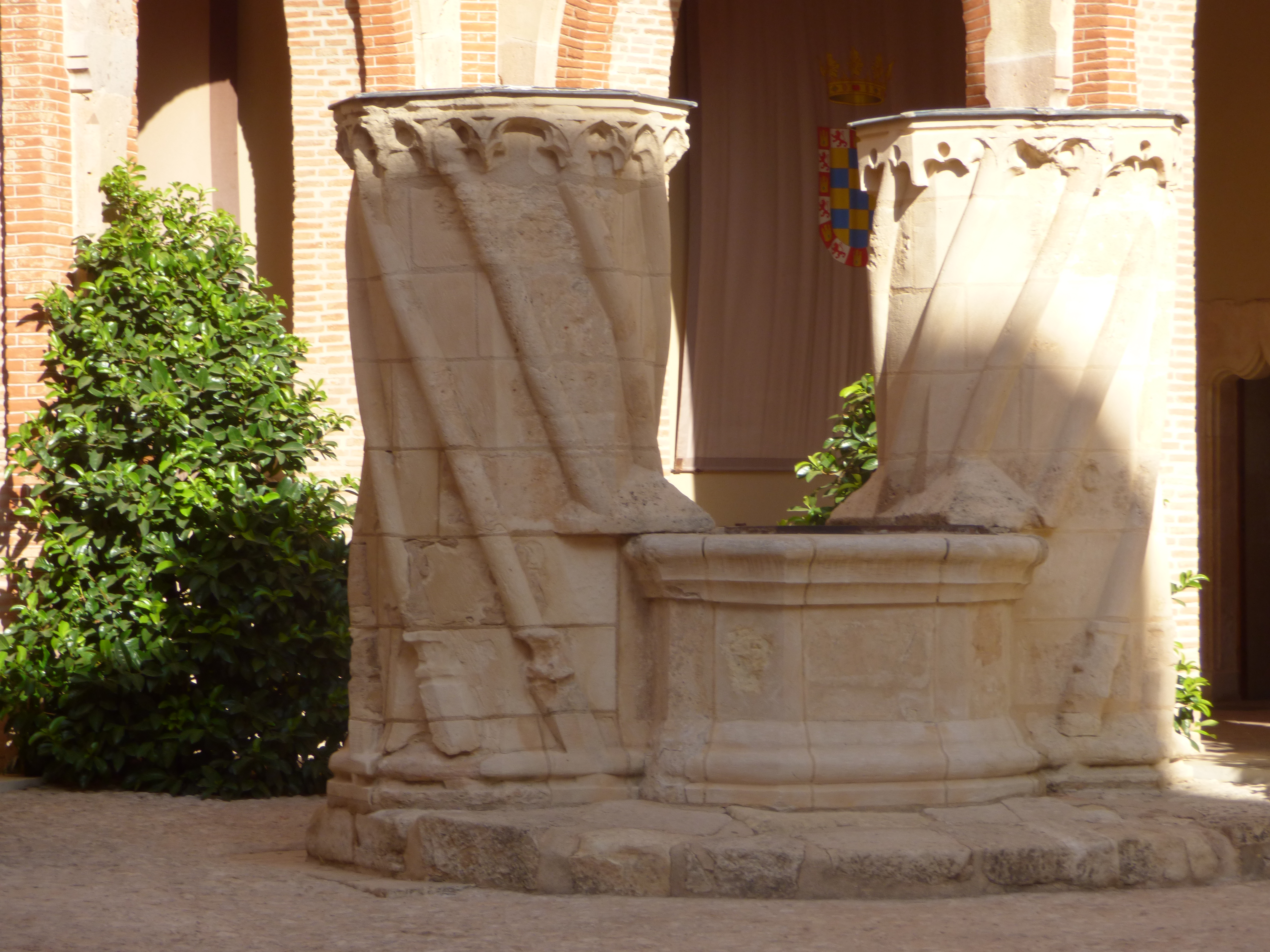 belmonte castle patio well aug16