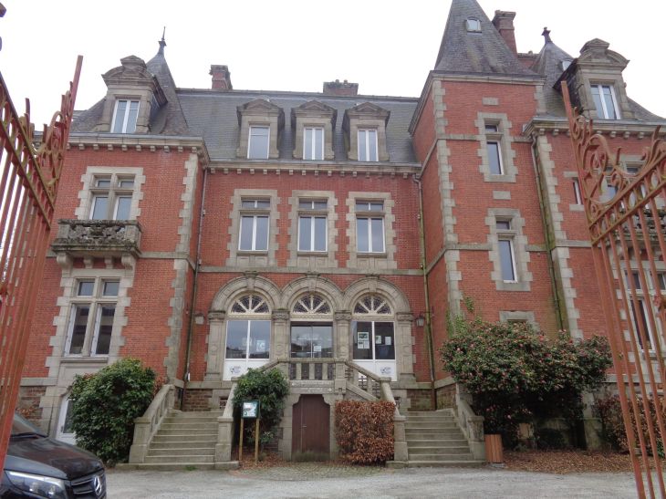 Carhaix chateau rouge biblio etc mar23