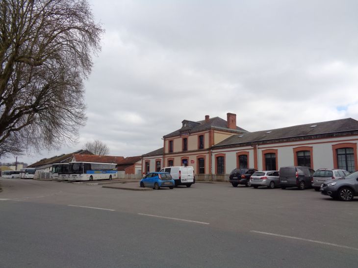 Carhaix gare train station front mar23