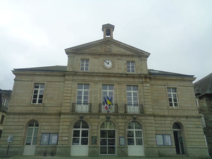 Carhaix mairie front mar23