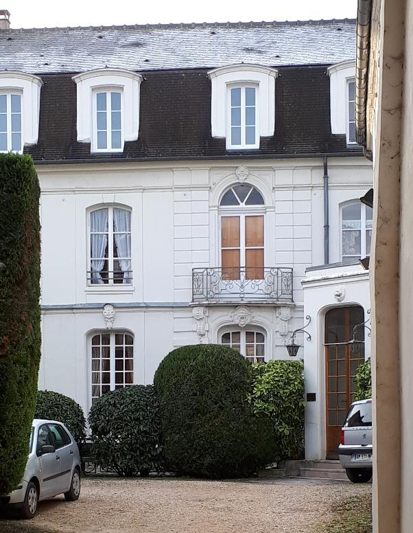 meaux-hotel-de-la-sirene-patio-front-dec18