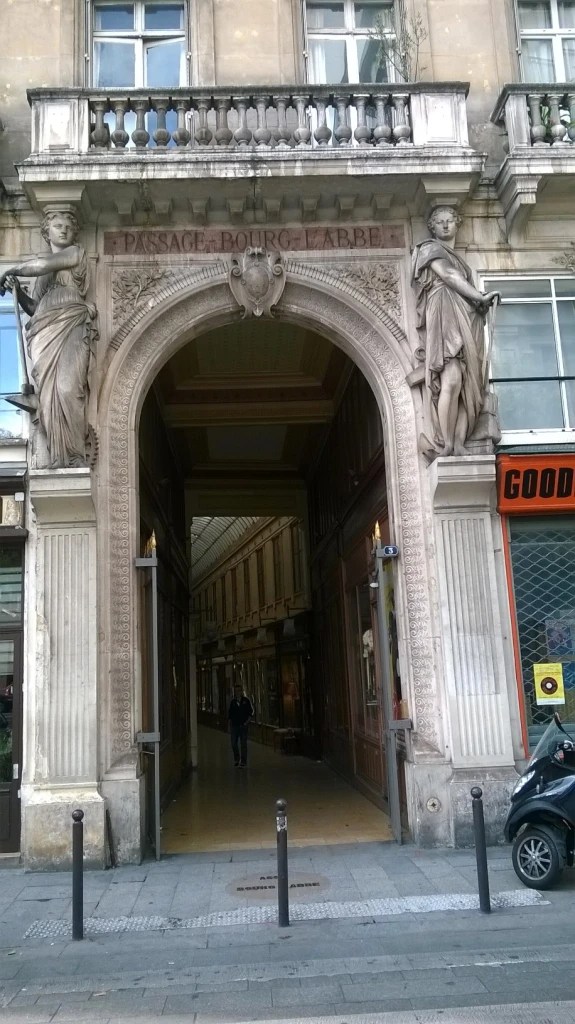 paris-passage-bourg-labbe-main-ent-sept15