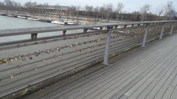 paris-passarelle-solferino-lss-locks-mar13
